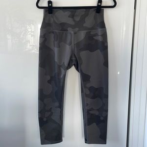 ALO YOGA camo leggings, M, 21” inseam
